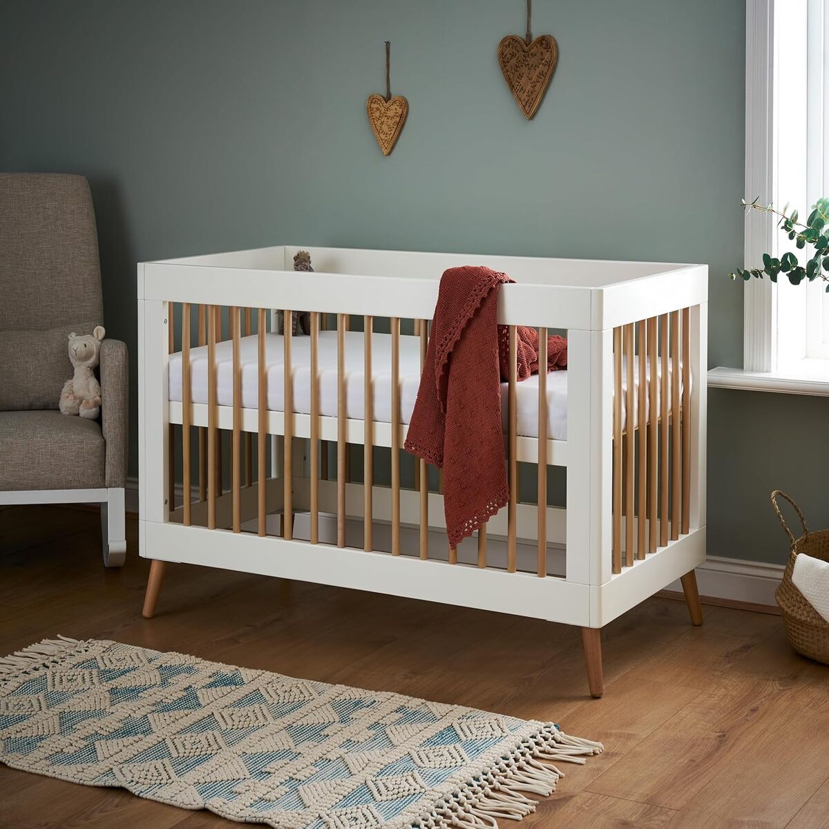 Test du lit bébé Obaby Maya Mini en bois de pin naturel et blanc
