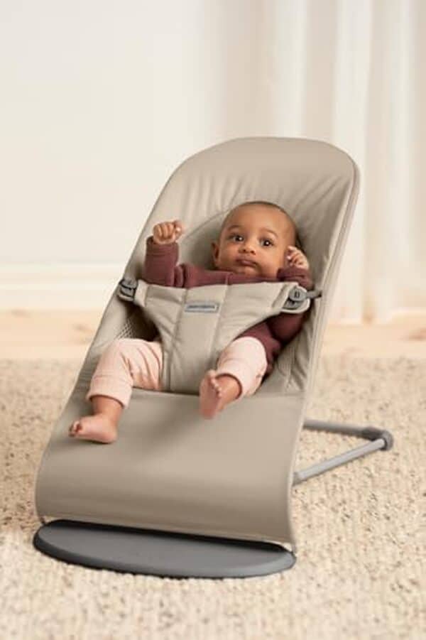 Découvrez notre test détaillé du transat BabyBjörn Balance Soft gris sable : confort, sécurité et design réunis pour le bien-être de votre bébé.