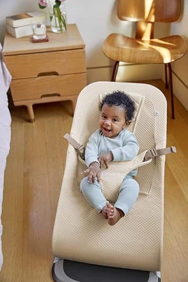 Découvrez le test du transat ergobaby Evolve Bouncer Mesh, ergonomique et évolutif : confort et sécurité pour votre bébé.