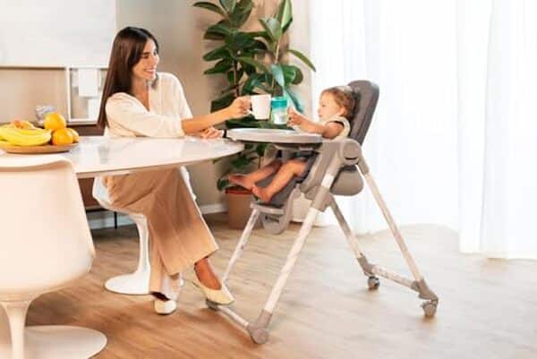 Découvrez notre test complet de la chaise haute évolutive Chicco Polly Armonia : fonctionnalité, design et confort pour les repas de votre enfant.