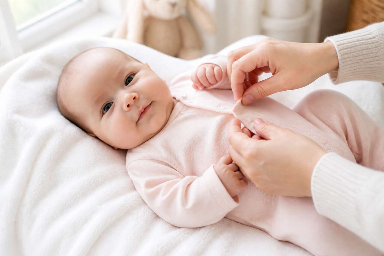 Habiller le haut de bébé sans heurts