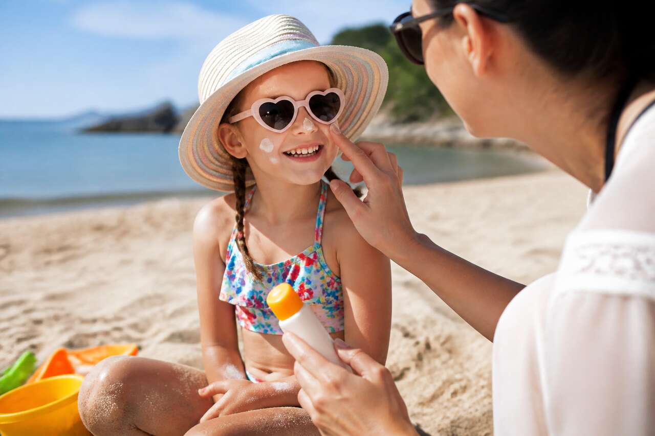 Protection solaire : crème, chapeau et lunettes Protection solaire : crème, chapeau et lunettes