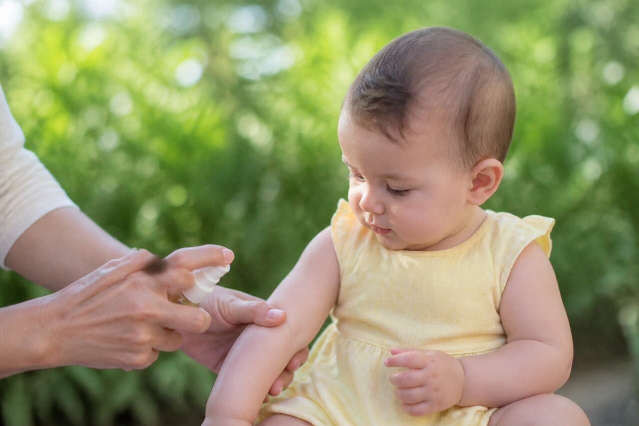 Mode d’emploi: appliquer un répulsif sur bébé en limitant les risques Mode d’emploi: appliquer un répulsif sur bébé en limitant les risques
