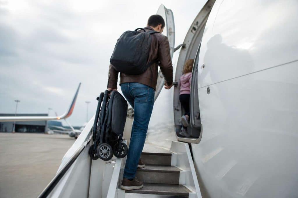 Voyager en avion avec une poussette : guide pratique