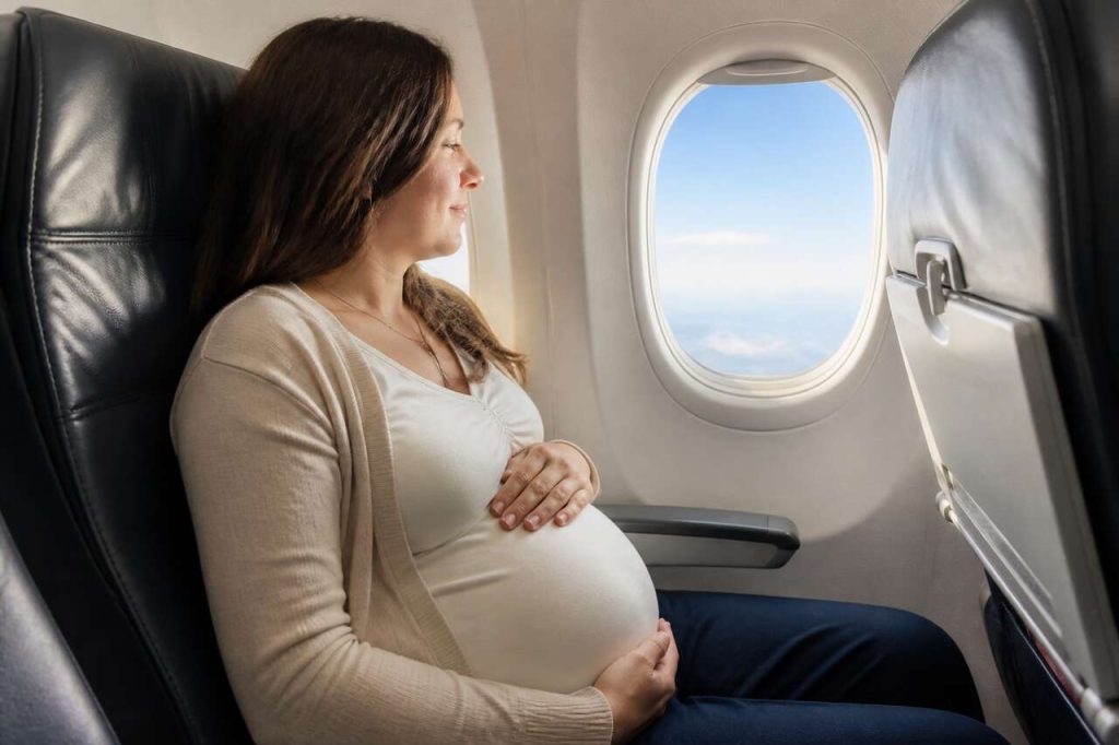 Prendre l'avion pendant la grossesse : l'essentiel à savoir