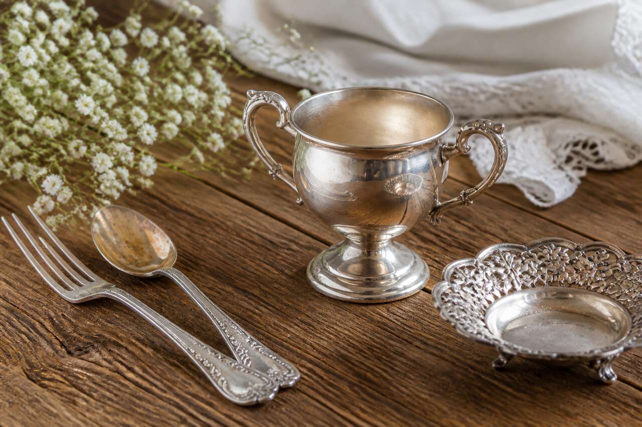 Cadeau numéro 2: timbale, couverts ou petite pièce d’orfèvrerie, un souvenir de famille Cadeau numéro 2: timbale, couverts ou petite pièce d’orfèvrerie, un souvenir de famille