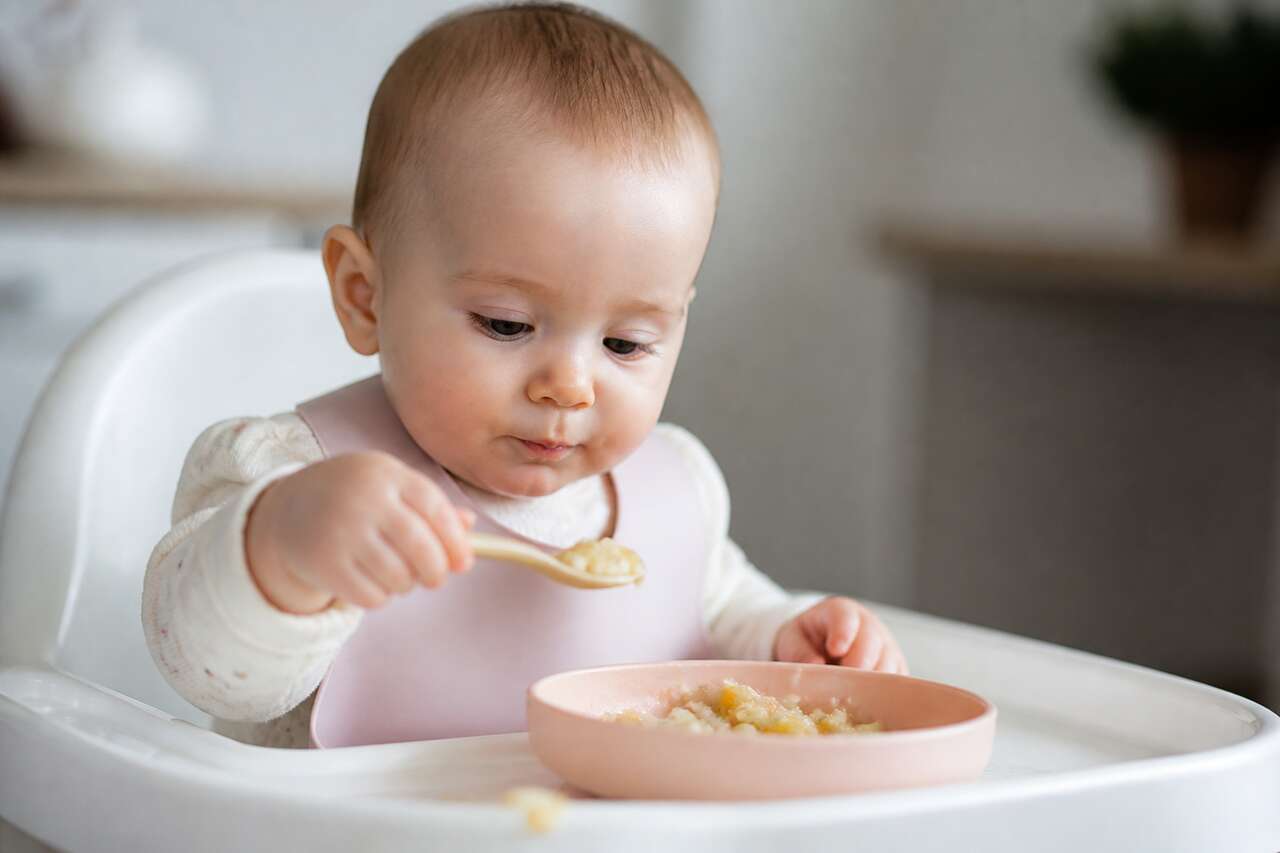 à quel âge bébé commence à manger seul et comment savoir s’il est prêt à quel âge bébé commence à manger seul et comment savoir s’il est prêt