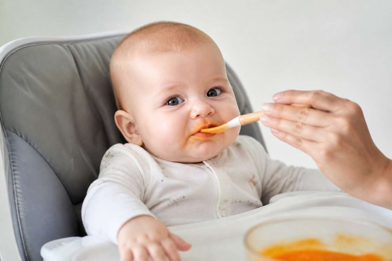 De 4 à 6 mois: premiers repas, textures lisses et exemples de menus De 4 à 6 mois: premiers repas, textures lisses et exemples de menus