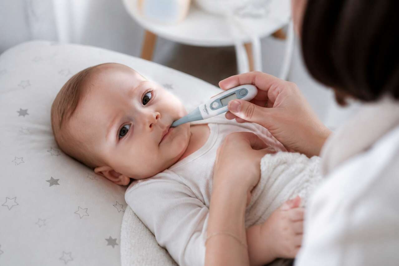 Technique pas &agrave; pas pour prendre la temp&eacute;rature de b&eacute;b&eacute;