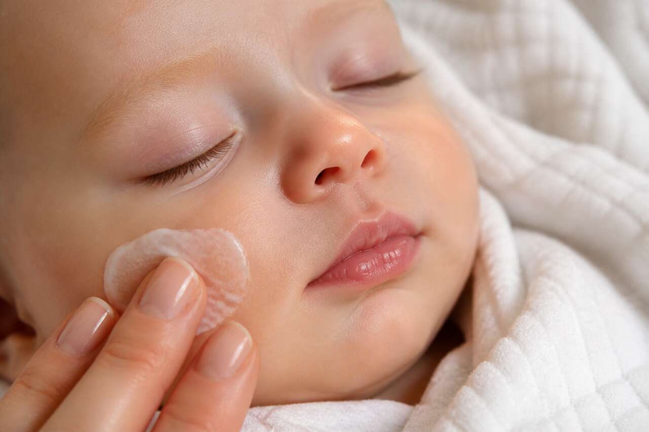 Pourquoi la peau des b&eacute;b&eacute;s r&eacute;agit diff&eacute;remment aux cosm&eacute;tiques
