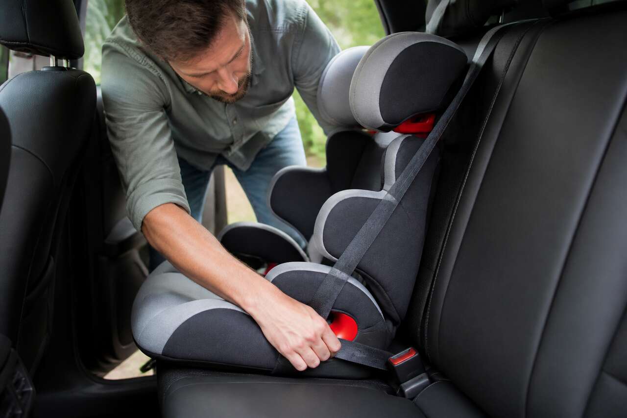 Installer un siège auto avec ceinture de sécurité : le guide pratique