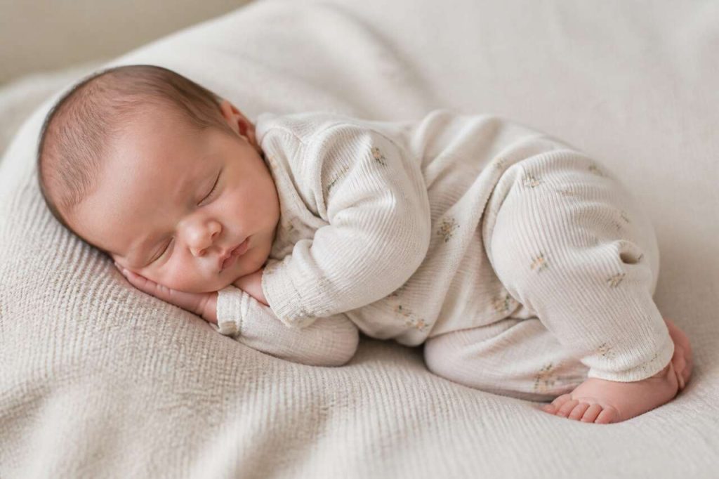 Comment habiller bébé pour dormir en été et en hiver ?