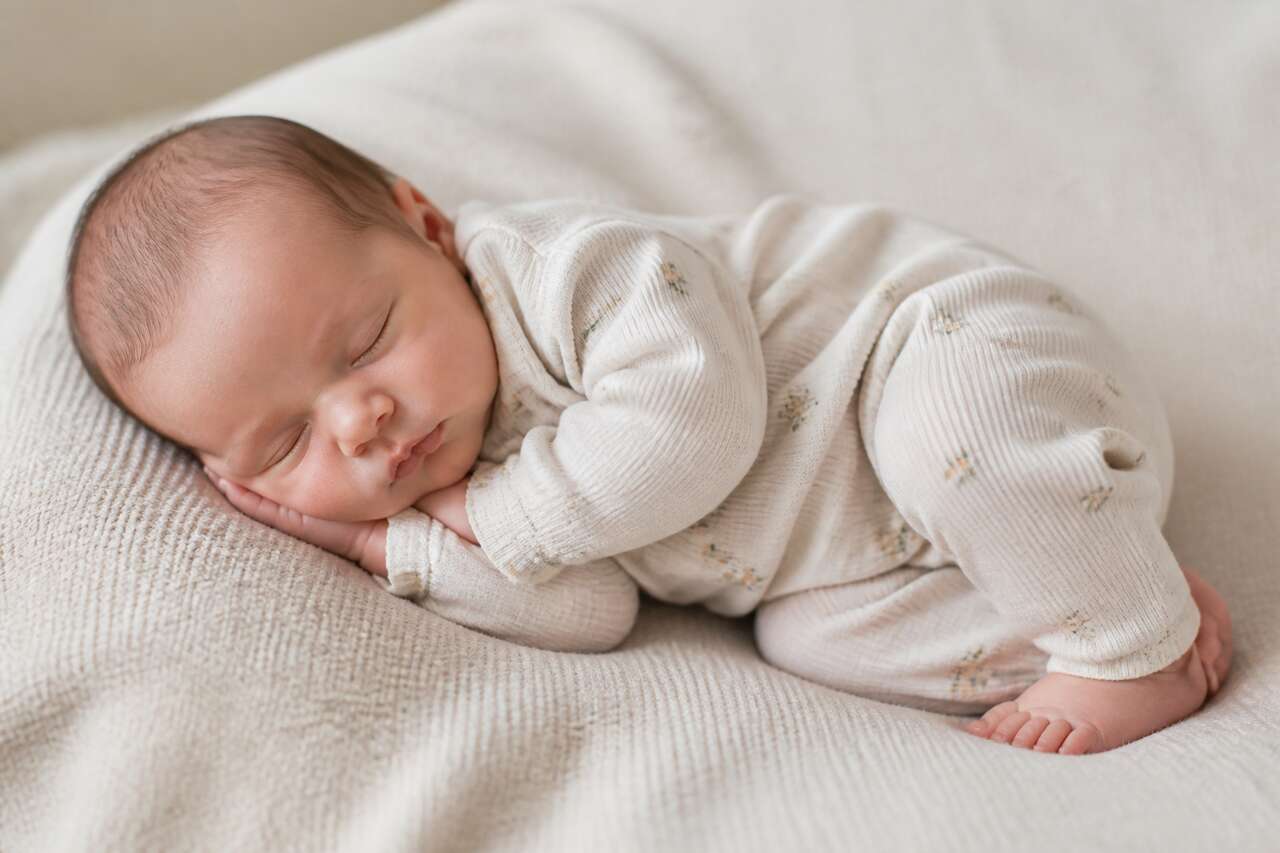 Comment habiller bébé pour dormir en été et en hiver ?