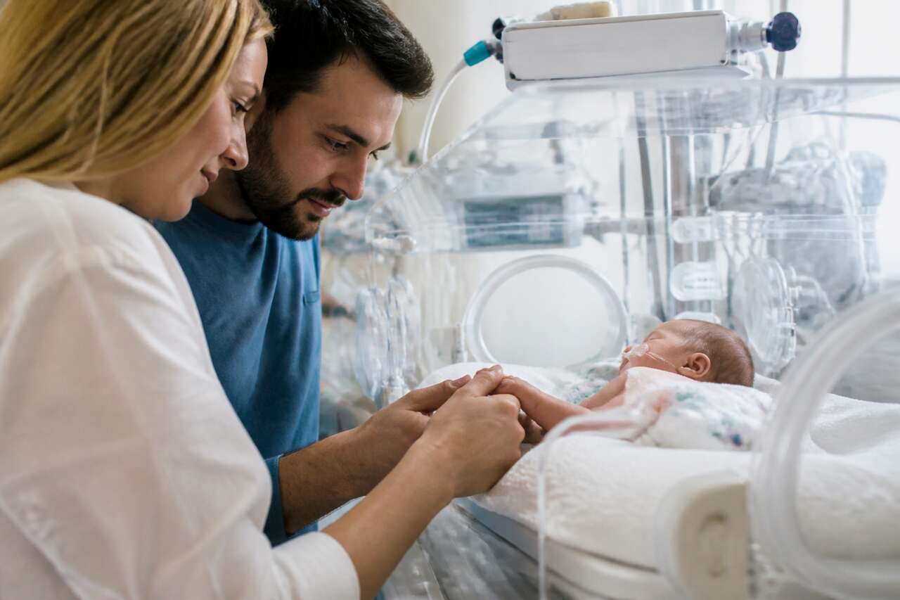 Quand le bébé est hospitalisé: la place des parents en néonatologie et le rôle de l’entourage Quand le bébé est hospitalisé: la place des parents en néonatologie et le rôle de l’entourage