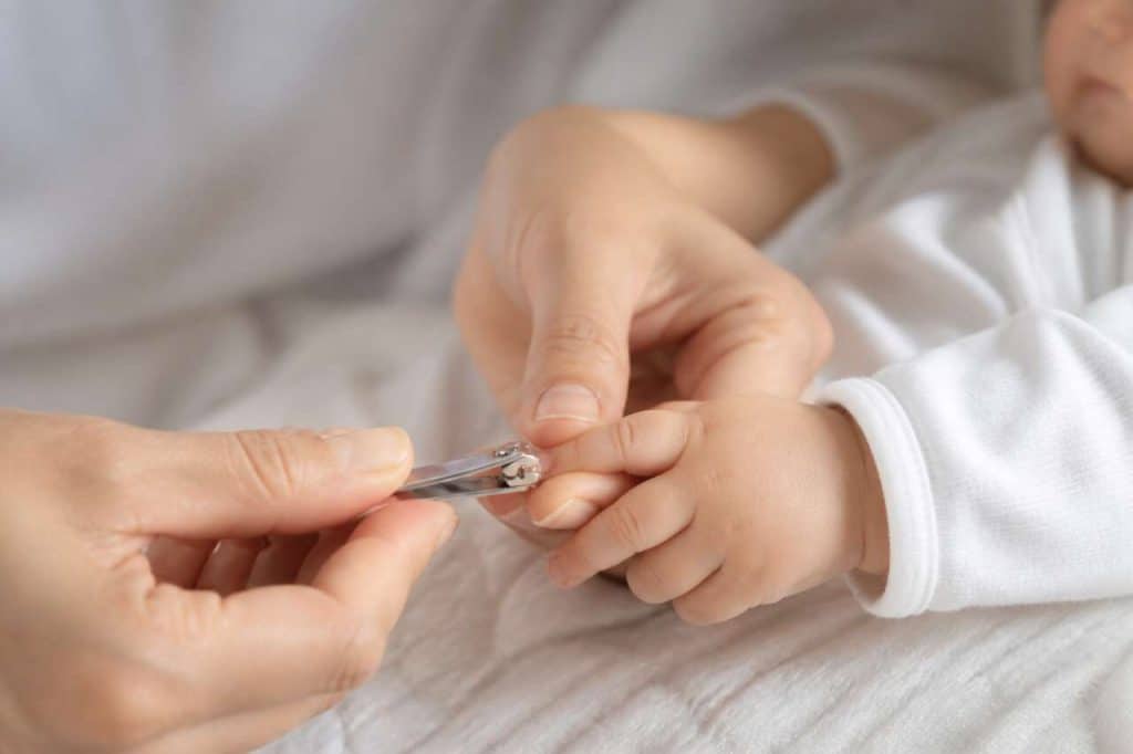 Quand et comment couper les ongles de bébé ?