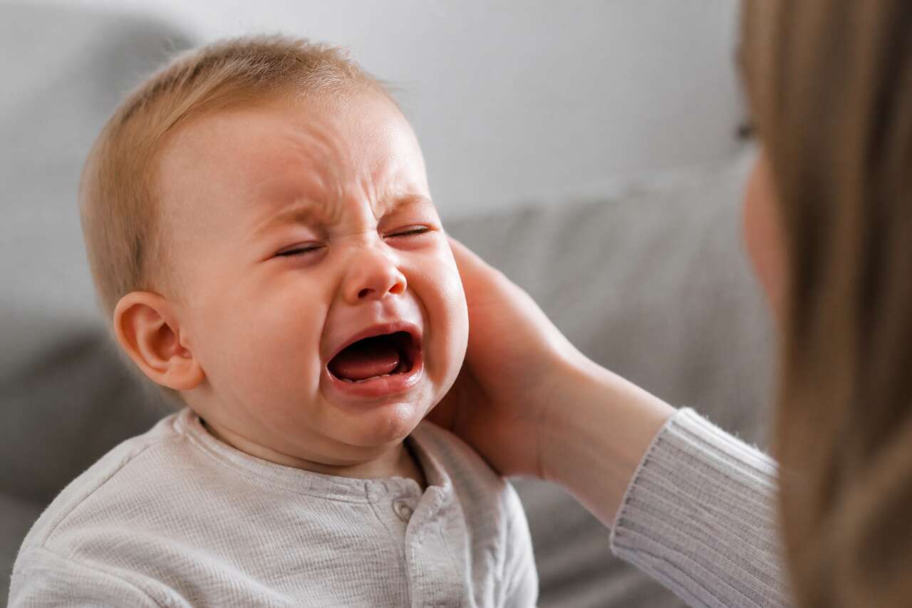 Pleurs de décharge : pourquoi bébé pleure et comment l'apaiser
