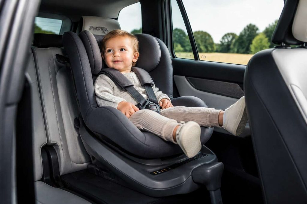 Siège auto pivotant : les avantages pour votre enfant