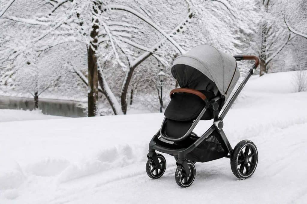 Poussette sur la neige : comment bien la choisir et l'utiliser